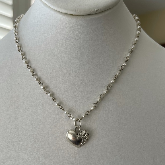 Silver plated heart and imitation pearl necklace - Picture 2 of 5